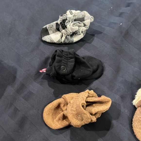 Assorted Zatano Baby Booties (10 pairs) - Picture 3 of 3